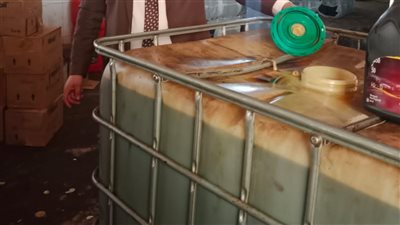 ضبط 36 طن زيوت سيارات مغشوشة ومقلدة لماركات داخل مخزن يعيد تعبئتها بالجيزة