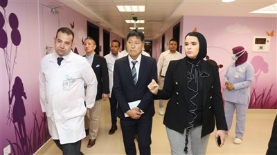 القنصل الياباني والملحق الطبي بالسفارة اليابانية بالقاهرة يشيدان بمستوى التجهيزات بمستشفى الأورام بالأقصر