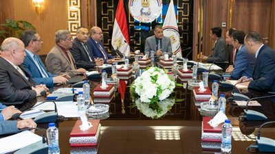 وزير الإنتاج الحربي يبحث مع ممثلي شركة 