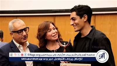 إلهام شاهين على مسرح أكاديمية الفنون لتسليم جوائز الفائزين في مهرجان Vs Film