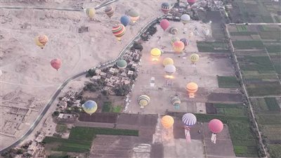 سماء الأقصر تتزين بـ 40 رحلة بالون طائر على متنها 950 سائحا