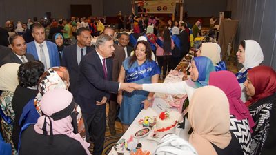 وزير العمل ومحافظ الإسكندرية يسلمان عقود عمل لذوي الهمم وجوائز لخريجي دورات التدريب المهني