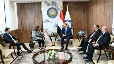 وزير البترول يبحث مع شركتي شل وبتروناس الماليزية خطط تنمية المرحلة العاشرة لإنتاج الغاز