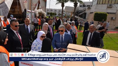 محافظ الإسماعيلية يسلم 40 جهازا كهربائيًّا لـ 10 عرائس من أبناء المحافظة 