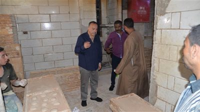 محافظ أسيوط يفاجئ مخبز بلدي للاطمئنان على جودة الخبز ويشدد على الالتزام بالوزن  