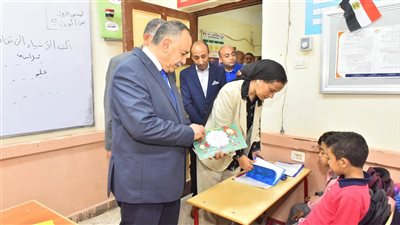  محافظ أسيوط يوجه بتكريم مديرة مدرسة الوحدة العربية الإبتدائية وطالبة متميزة رياضيًا في الجمباز   