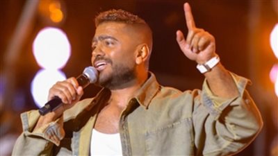 بسبب حفلته الأخيرة.. ناقد فني يهاجم تامر حسني: الموضوع فيه نوع من التمثيلية ومهزلة إنسانية