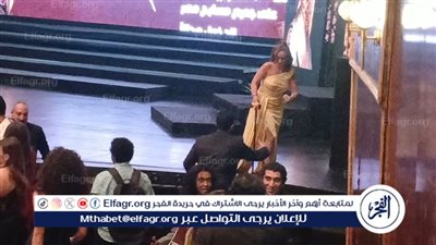 بالعكاز .. منة بدر تيسير على مسرح نقابة المهن التمثيلية 