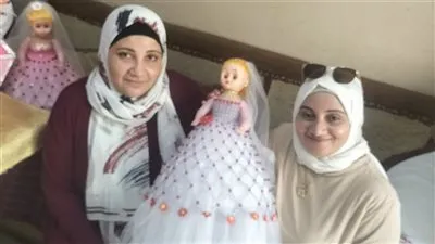 زوجها كلمة السر.. السيدة يسرا تبدع في صناعة العرائس الهاند ميد بالمنوفية