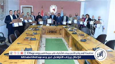 رئيس جامعة سوهاج يكرم 16 مدرب مجتازي برنامج إعداد المدربين المعتمدين من المجلس الأعلى للجامعات