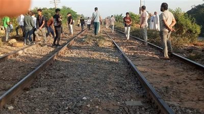 ماسكة إيد أخوها.. القصة الكاملة لاصطدام قطار بطالب ابتدائي وشقيقته ووفاتهما بالعياط