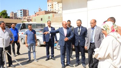 نائب رئيس جامعة أسيوط يشهد تشجير وزراعة 150 شتلة نباتية بمعهد جنوب مصر للأورام