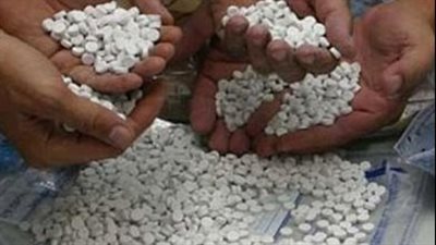 بقصد الاتجار.. التحقيق مع متهم لحيازته أقراص مخدرة في الوراق