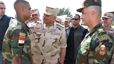 وزير الدفاع يتفقد عددا من الأنشطة التدريبية للقوات الخاصة ويلتقى بعدد من المقاتلين