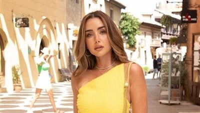 إطلالة جريئه.. هنا الزاهد تخطف الأنظار بفستان أصفر في برشلونة