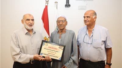 صور.. تكريم أبطال حرب أكتوبر فى احتفالية بمستشفى الأورام بالأقصر