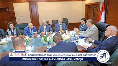 محافظ سوهاج يعقد اجتماعا مع أعضاء مجلس الشيوخ