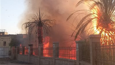 بالصور.. الحماية المدنية بالأقصر تسيطر على حريق هائل بمحيط معبد الكرنك والنيران تنتقل للمنازل
