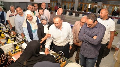 محافظ أسيوط يسلم 40 ماكينة خياطة وفرن منزلي بمشتملاتهم للأرامل والمعيلات 