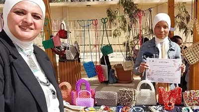 أيادي وردية