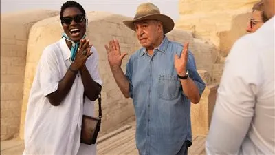 “مع حواس”… انبهار الممثلة الأمريكية العالمية جودي سميث أثناء جولتها بالأهرامات 