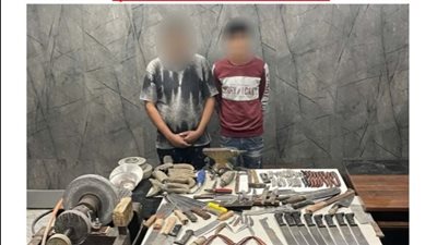ضبط شخصين بالجيزة لقيامهما بإدارة ورشة لتصنيع الأسلحة البيضاء والاتجار بها