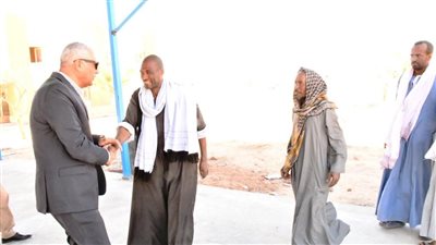 محافظ أسوان يستمع لأهالى قرى وادى كركر ويوجه التنفيذين بتلبية مطالبهم