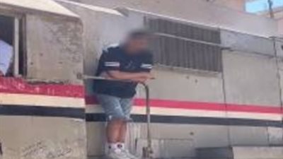 كشف ملابسات تداول مقطع فيديو لوقوف شخص على سلم جرار أحد القطارات بالقليوبية