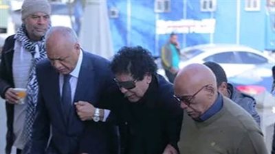 محمد منير أول الحاضرين في عزاء والدة أحمد عصام