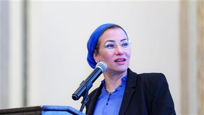 وزيرة البيئة تتفقد مصنع 