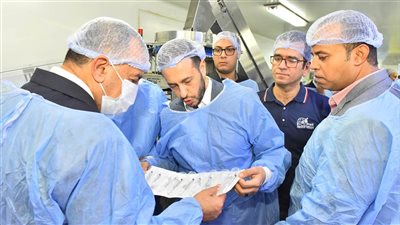 محافظ أسيوط يتفقد مصنع الشركة الدولية للمستلزمات الطبية بمنطقة الزرابي الصناعية بأبوتيج  