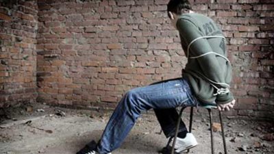 التحقيق مع عامل ونجله بتهمة إكراه شخص على توقيع إيصالات أمانة