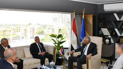  لقاء محافظ أسوان بمدير صندوق مكتبات مصر العامة