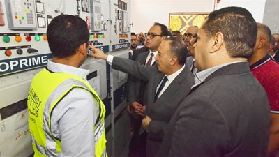 محافظ أسيوط يشهد التشغيل التجريبي للوحة توزيع كهرباء العتامنة بمركز منفلوط   