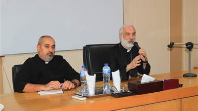 الأنبا باسيليوس يلتقي الشمامسة الإكليريكيين بالكلية الإكليريكية بالمعادي