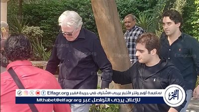 وداع مؤثر.. حسين فهمي يرفض مغادرة قبر شقيقه مصطفى ويقرأ له القرآن