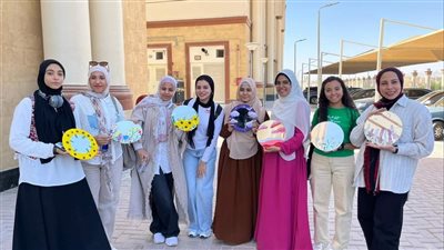 جامعة أسيوط الأهلية تنظم ورشة فنية عن أعمال الرسم على الخزف والمرايات للطلاب   