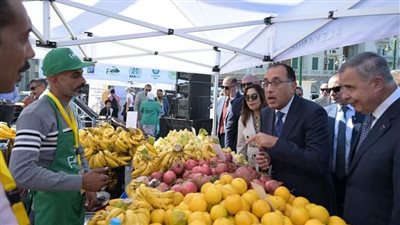 رئيس الوزراء يتفقد سوق اليوم الواحد بمحطة الرمل بالإسكندرية  