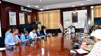 محافظ الأقصر يبحث ازدواج طريق مصر أسوان الزراعي