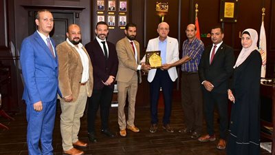  وفد شباب قادرون يكرم محافظ الأقصر 