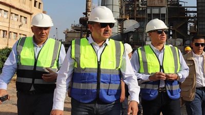 وزير قطاع الأعمال العام يتفقد مصانع شركة الدلتا للأسمدة بطلخا