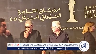 محمود حميدة يساند حسين فهمي بعد وفاة شقيقه في المؤتمر الصحفي لمهرجان القاهرة 