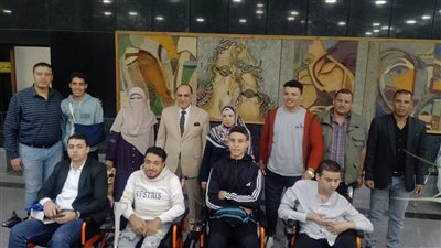 نائب رئيس جامعة الزقازيق يسلم كراسي متحركة وأطرافًا صناعية للطلاب ذوي الهمم