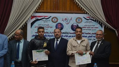 نائب رئيس جامعة الأزهر للوجه القبلي بأسيوط يكرم الفائزين فى مسابقة القرآن الكريم   