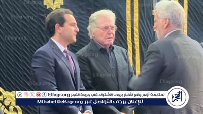 ببكاء هستيري.. حسين فهمي يستقبل عزاء مصطفى فهمي 