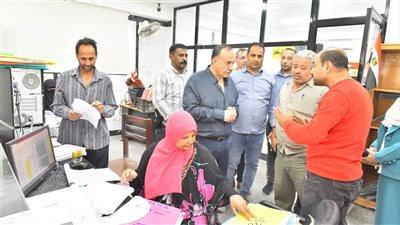 محافظ أسيوط يتفقد سير العمل بالمركز التكنولوجي لخدمة المواطنين بمركز البداري