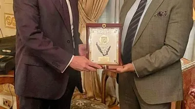 محافظ جنوب سيناء يهدي السفير شريف كامل درع المحافظة تقديرًا لجهوده