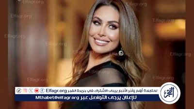 مي سليم تشعل مواقع التواصل بصورة غامضة مع شخص على الشاطئ