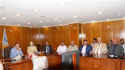 محافظ أسيوط يوجه بفتح منافذ لبيع اللحوم والخضراوات بأسعار مخفضة بالمراكز والأحياء 