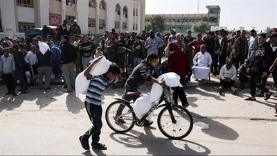 سكان قطاع غزة يعانون شبح المجاعة جراء الحصار الإسرائيلي ومنع دخول المساعدات